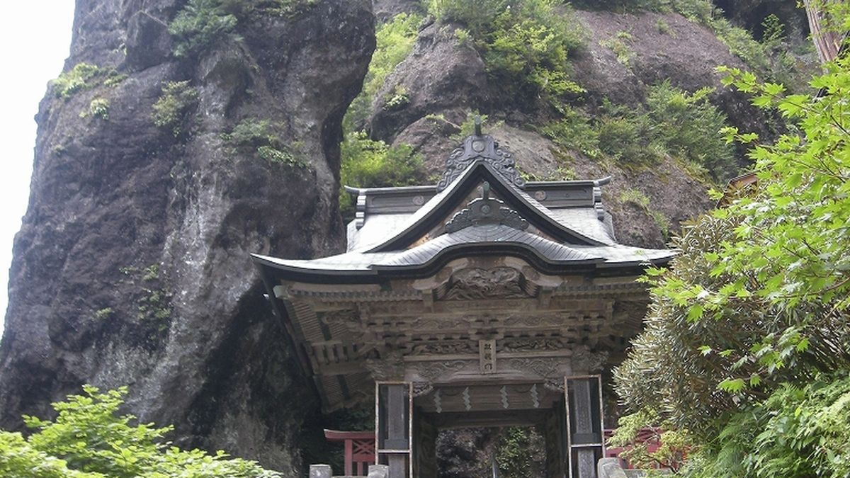 榛名神社の奇岩に抱かれた社殿