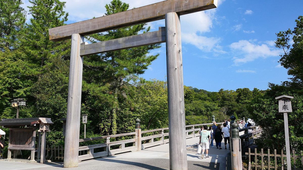 伊勢神宮 内宮(皇大神宮)の五十鈴川に架かる宇治橋の鳥居