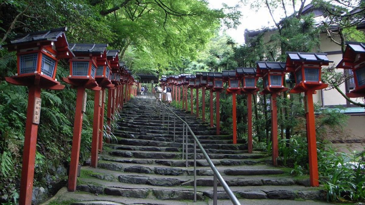 貴船神社 結社の春日灯籠の並ぶ表参道の石段