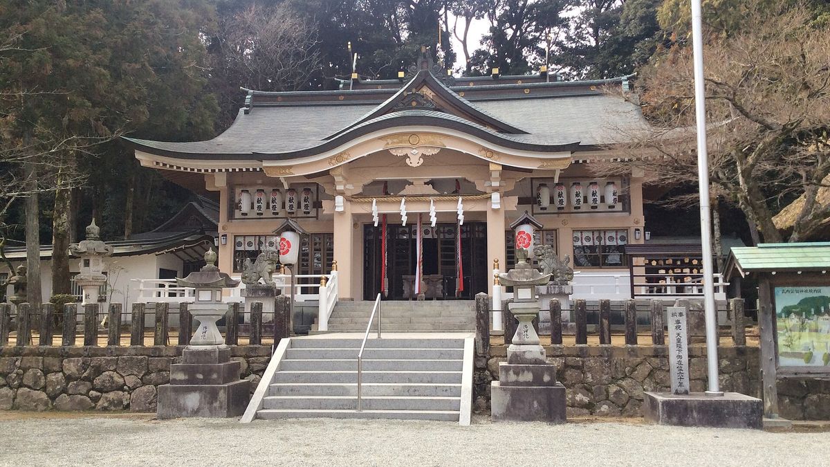 公智神社(兵庫県)の木々に包まれた社殿