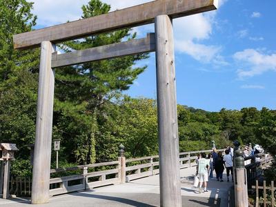 伊勢神宮 内宮、五十鈴川に架かる宇治橋の鳥居