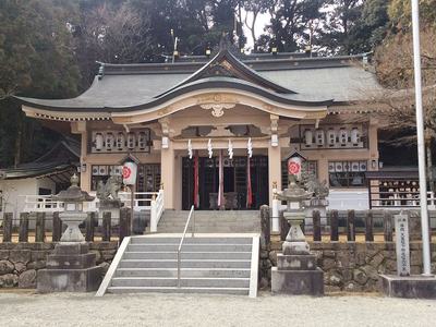 公智神社の木々に包まれた社殿