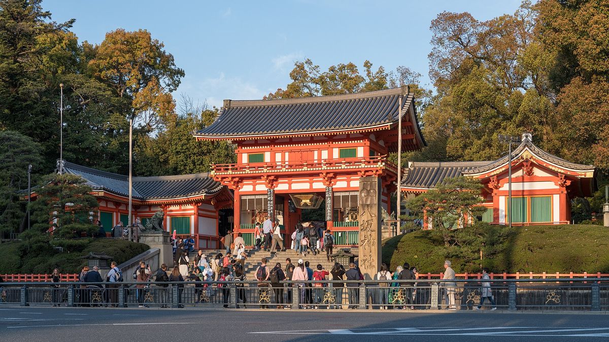 八坂神社の四条通に面して立つ西楼門