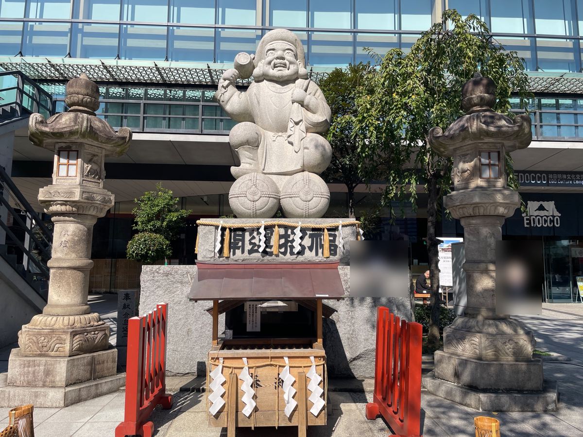境内の大きな石のだいこく様