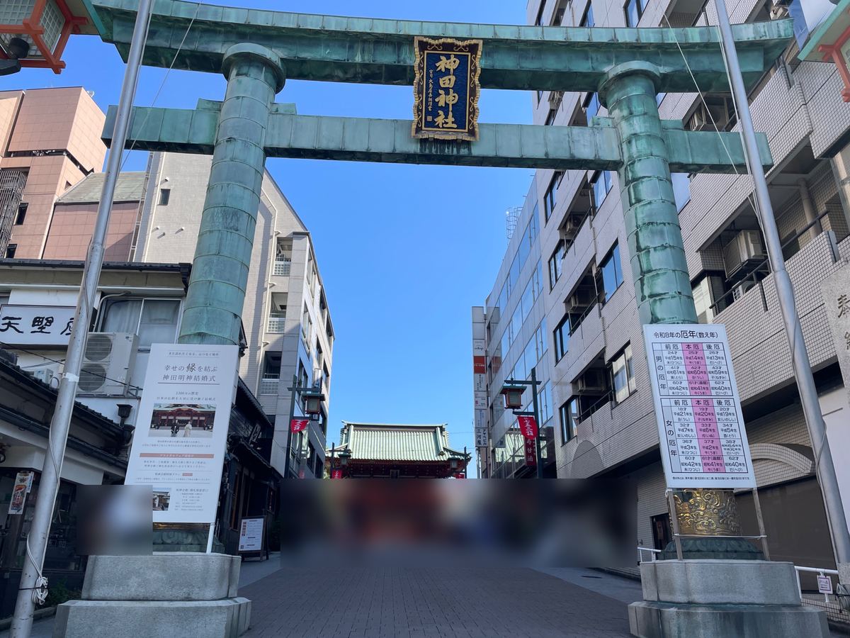 参道の入口の大鳥居。額には「神田神社」、突き当たりに随神門(まわりの方はぼかしています)