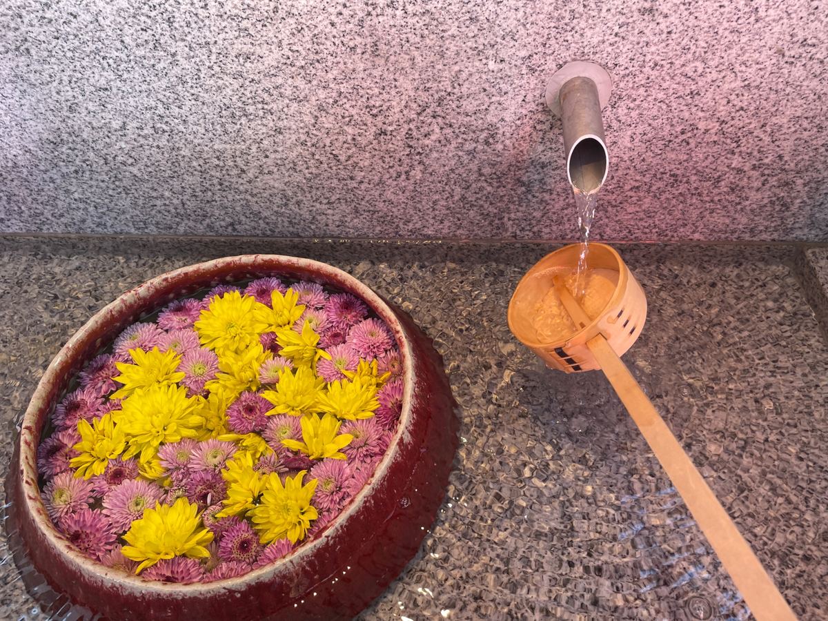 菊の花を浮かべた手水