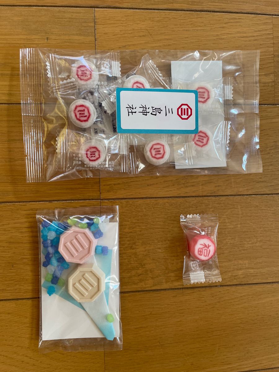 いただいた撤饌。神紋入りの落雁と金平糖、飴