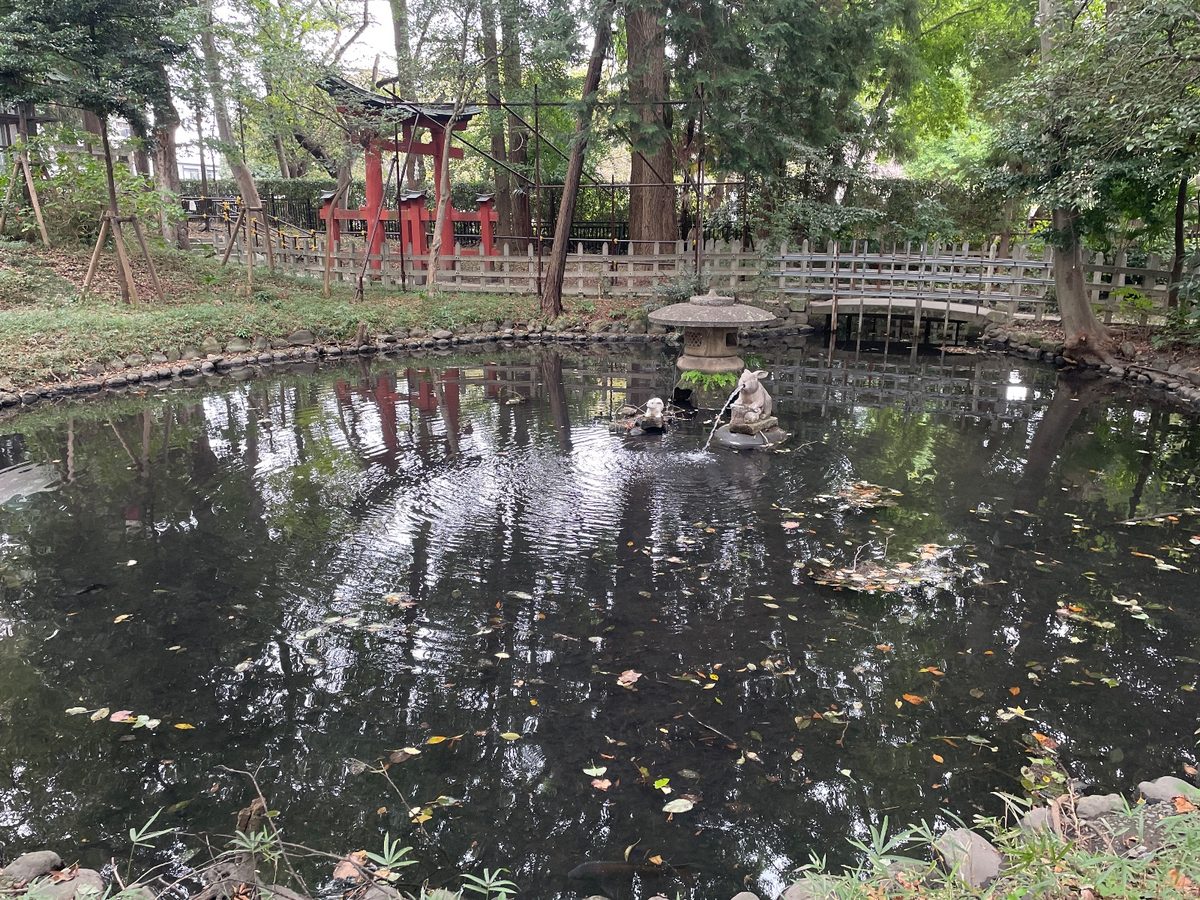 境内の池。水の中の岩の上にも、うさぎの像