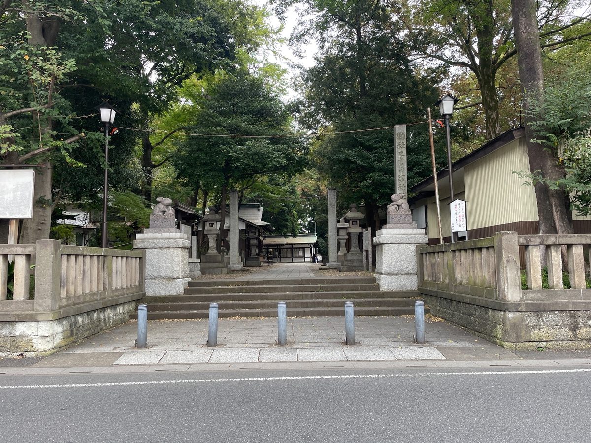 通りから見た調神社の入口。鳥居はなく、石段の上で狛うさぎが待っている