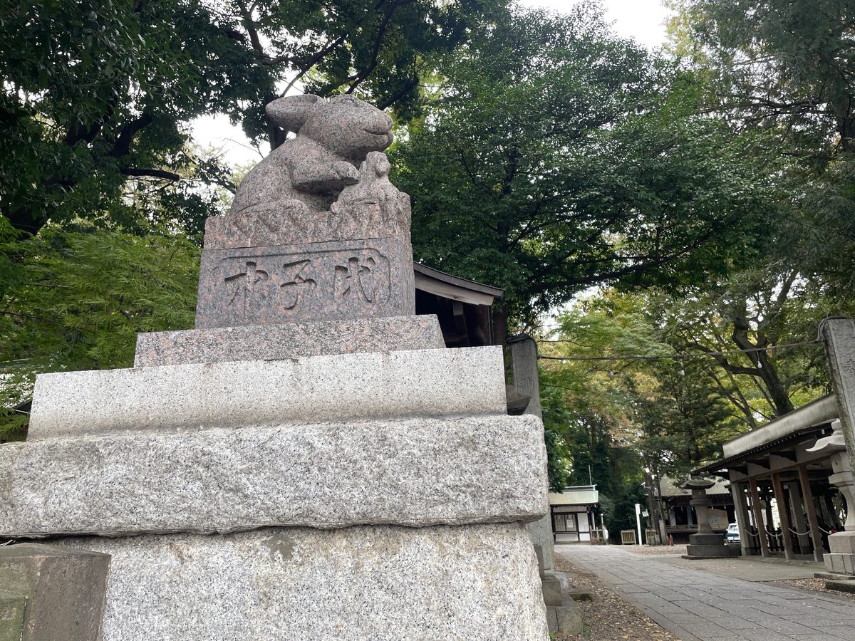 もう一体の狛うさぎ。前足をそろえて、こちらを見下ろす