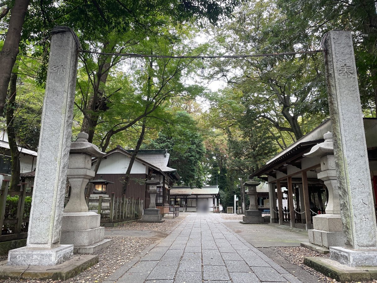 社殿へ続く参道(まわりの方はぼかしています)