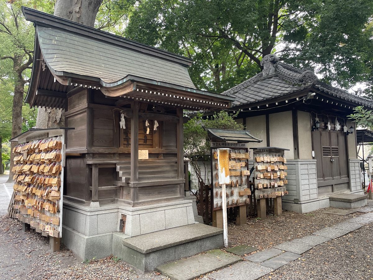調宮天神社。たくさんの絵馬が掛けられている